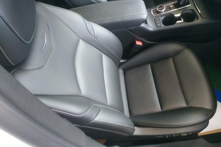 Used Cadillac XT4 2018 28T Two-Wheel-Drive Luxury Model
