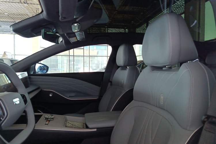 Used Geely Galaxy E8 2024 665 km Range Rear-Drive Starship Long-Range Version
