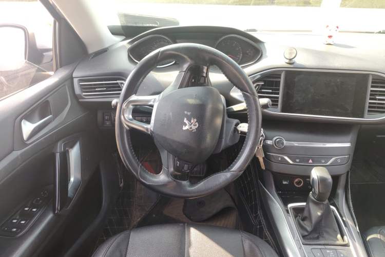 Used Peugeot 308S 2015 1.6T Automatic Jingchi Edition Steering Wheel