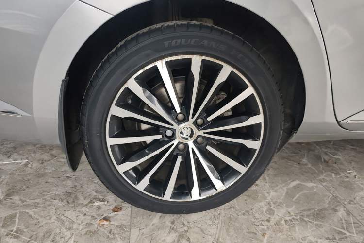 Used Skoda Superb 2016 TSI330 DSG Smart Drive Edition Right Rear Wheel Hub