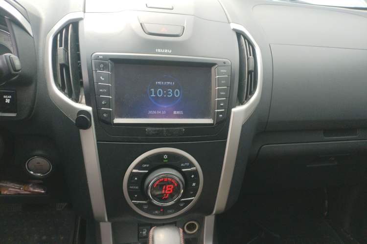 Used Isuzu mu-X 2015 2.5T Two-Wheel Drive Automatic Luxury Edition 7 Seats Audio And AC Panel