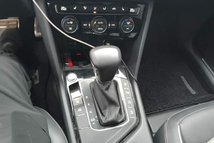 Used Volkswagen Tiguan L 2020 330TSI Automatic Two-Wheel Drive R-Line Flagship Version China VI Standard