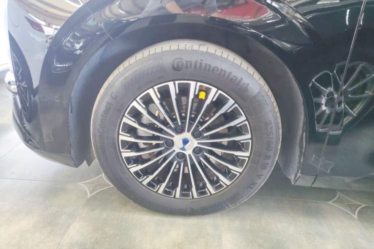 Used Denza D9 2025 DM-i Smart Drive 1020 Four-Wheel Drive Deluxe Model Left Front Wheel Hub