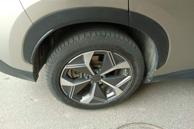 Used AION V 2024 Plus 70 Tech Edition Lithium Iron Phosphate Right Rear Wheel Hub