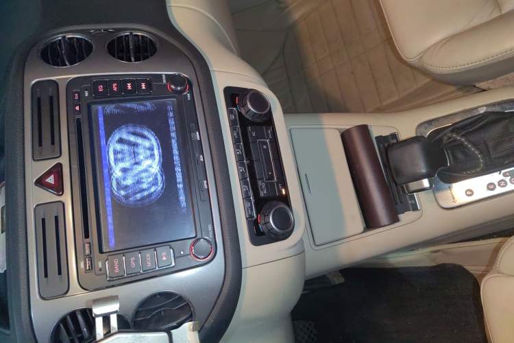 Used Volkswagen Tiguan 2010 2.0 TSI Automatic All-Wheel-Drive Elite Edition Audio And AC Panel