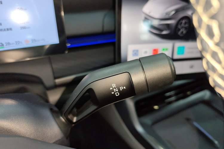 Used Lynk & Co 07 2024 EM-P 126 Long-Range Halo Gear Lever