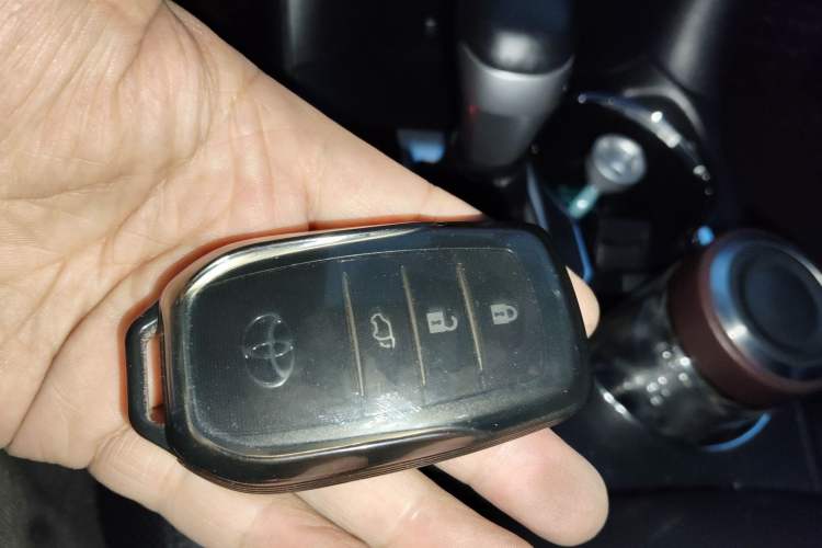 Used Toyota Highlander 2018 2.0T Four-Wheel Drive Prestige Version 7 Seats China VI Standard Vehicle Key