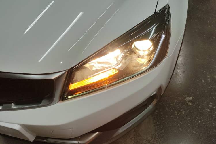 Used Geely Auto Vision S1 2019 Upgraded Model 1.5L CVT Luxury Version Left Front Headlight