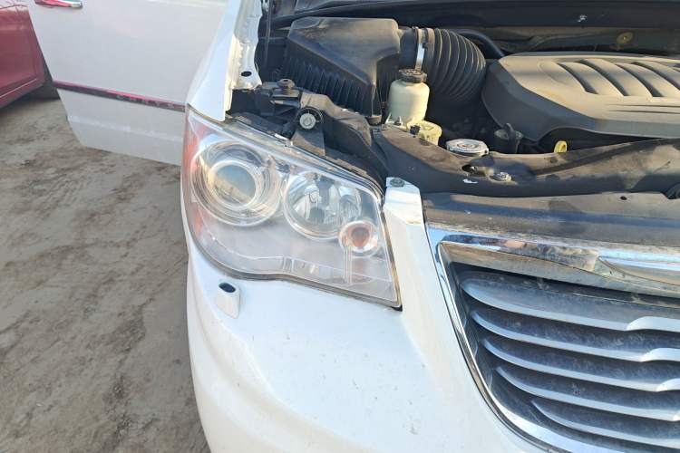 Used Chrysler Grand Voyager 2013 3.6L Luxury Edition Right Front Headlight