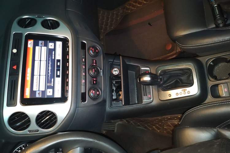 Used Volkswagen Tiguan 2016 300TSI Automatic Two-Wheel Drive Comfort Edition Audio And AC Panel