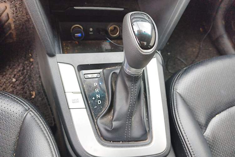 Used Hyundai Elantra (6th Generation / Lingdong) 2016 1.6L Automatic ZhiXuan – Elite Version Gear Lever