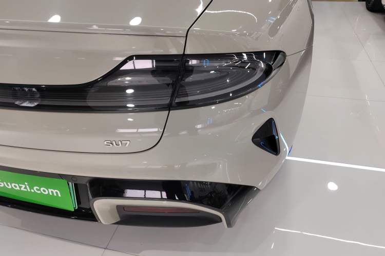 Used Xiaomi Auto SU7 2024 Rear-Drive Long-Range Intelligent Driving Version Right Rear Taillight