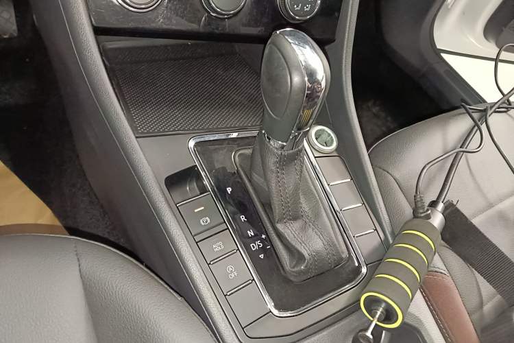 Used Volkswagen Bora 2020 1.5L Automatic Comfort Model Gear Lever