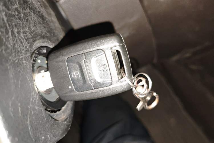 Used Wuling Hongguang V 2022 1.5L Jingqu Edition Enclosed-Window Vehicle with Hydraulic Power Steering LAR