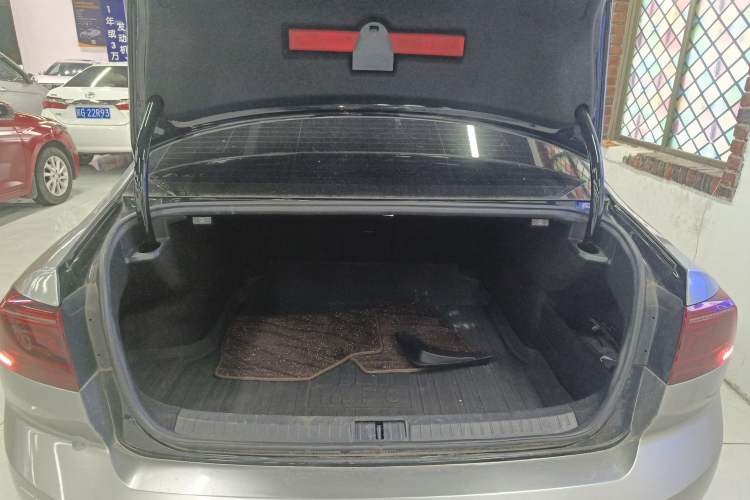 Used Volkswagen Magotan 2023 2 Million Units Commemorative Edition 330TSI DSG Luxury Version Trunk