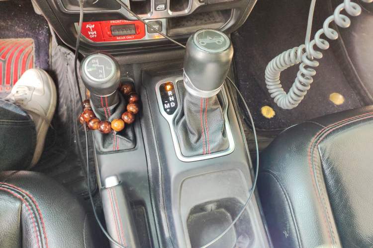 Used Jeep Wrangler 2019 2.0T Sahara Four-Door Electric Convertible China VI Emission Standard
