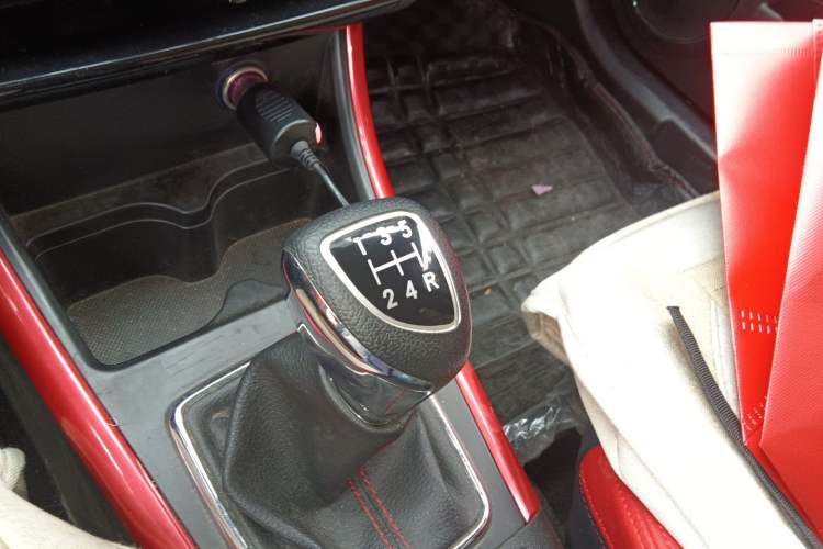 Used BAIC Senova X25 2015 1.5L manual Comfort trim level Gear Lever