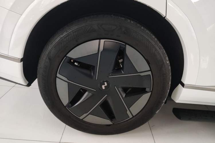 Used ONVO Luxeed L90 2025 Model—Ultra Six-Seater Version Right Rear Wheel Hub