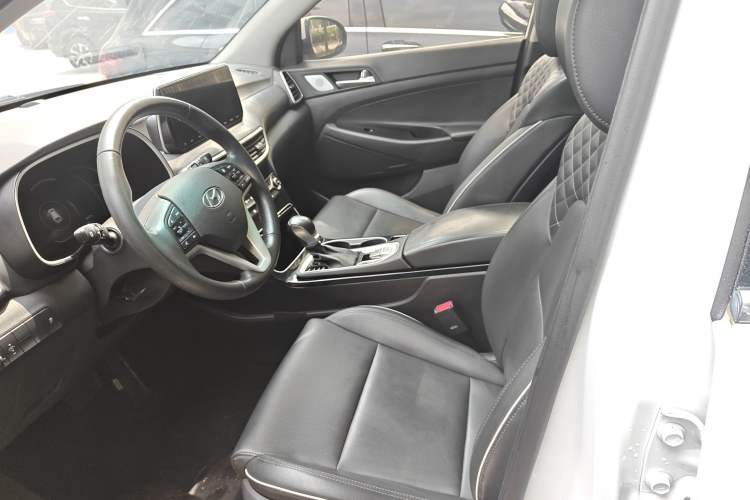Used Hyundai Tucson 2019 280TGDi Dual-Clutch Two-Wheel Drive Fashion Edition China VI Standard
