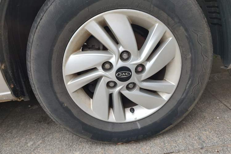 Used JAC Refine M4 2016 2.0L Manual Luxury Version Right Front Wheel Hub
