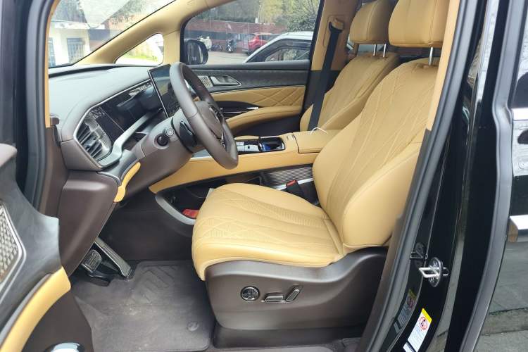 Used Denza D9 2025 DM-i Smart Drive 1020 Four-Wheel Drive Deluxe Model
