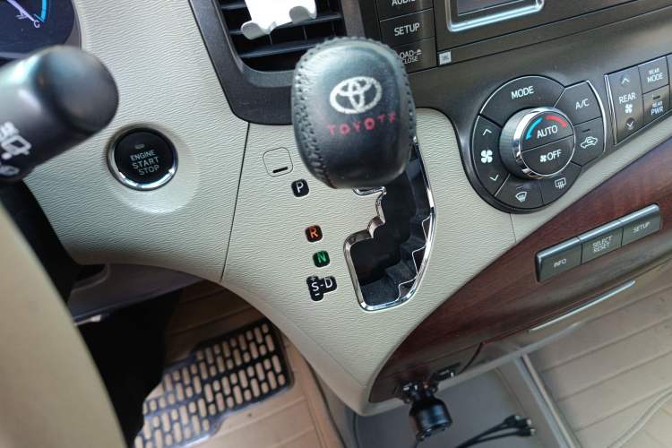 Used Toyota SIENNA 2011 3.5L 4x4 Automatic
