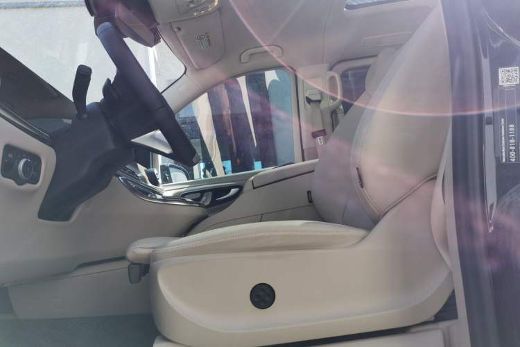 Used Mercedes-Benz V-Class 2024 V 300 Pilot Edition Left Front Seat