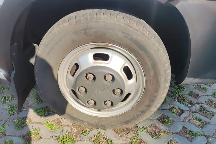 Used Iveco Eurocargo 2018 2.3T Long Wheelbase Short Overhang Multi-Purpose Vehicle with Side Sliding Door F1A Right Front Wheel Hub