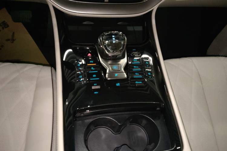 Used Denza D9 2024 DM-i 1050 Luxury Model