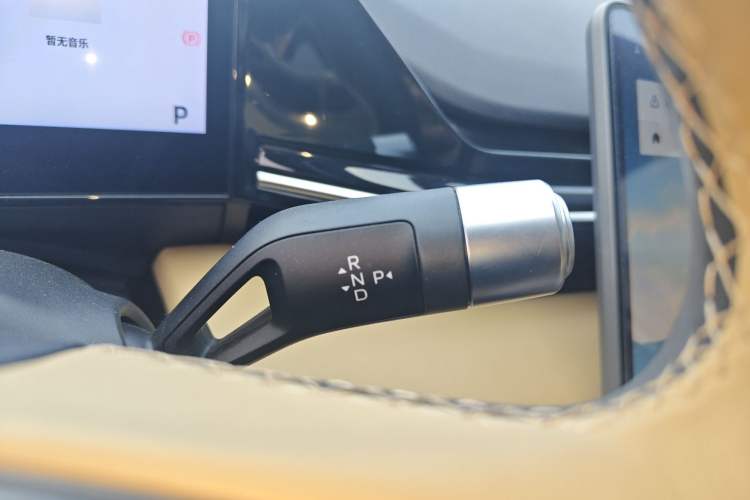 Used Geely Galaxy L6 2023 60km PLUS Gear Lever