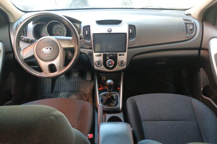 Used Kia Forte 2014 1.6L MT GL Center Console