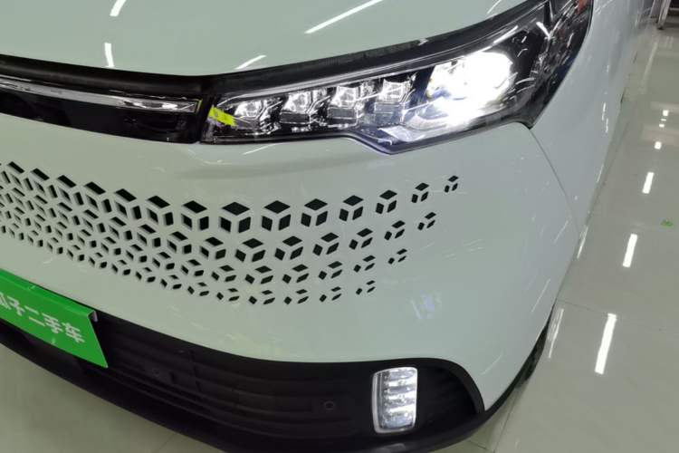 Used SAIC MAXUS Xintu V70 2023 2.0T Elite Edition Manual Transmission Short Wheelbase Low Roof 5/6 Seats (125 hp) Left Front Headlight