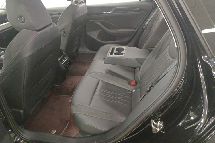 Used Volkswagen Magotan 2024 300TSI DSG Prestige Edition—A Real Eye-Catcher Left Rear Seat