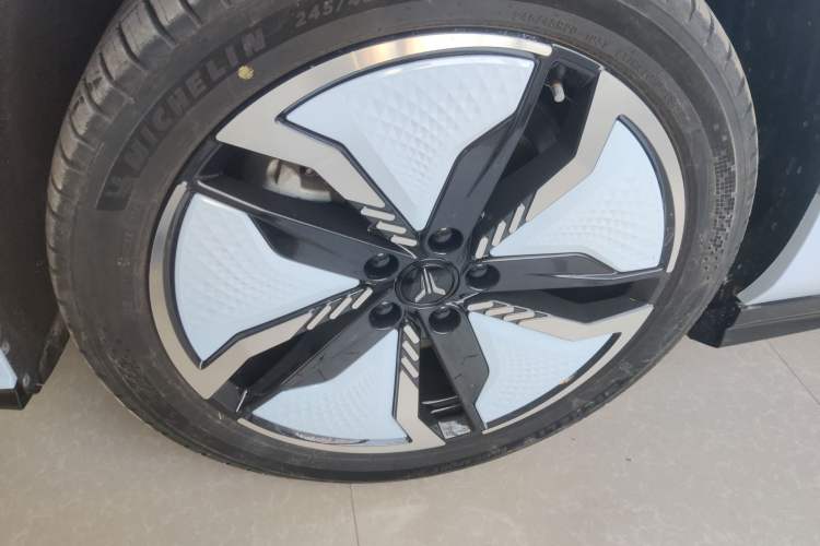 Used VOYAH PASSION 2023 Four-Wheel Drive Long-Range Version Left Front Wheel Hub