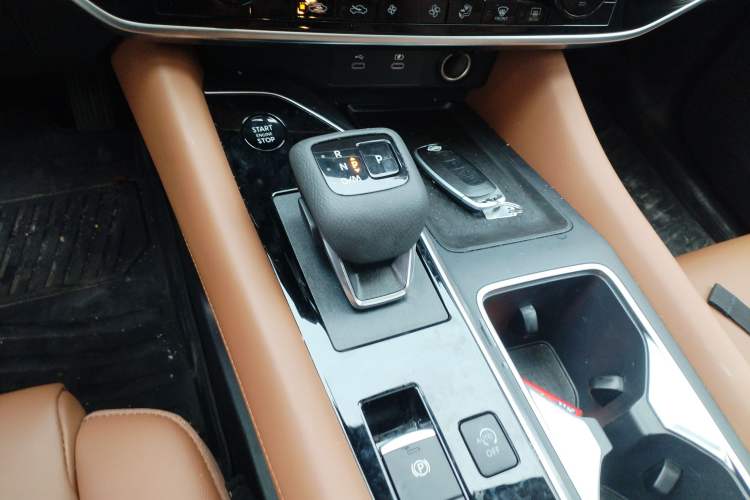 Used Nissan Pathfinder 2024 380 VC-TURBO Four-Wheel Drive Intelligent Driving Version 6 Seats Gear Lever