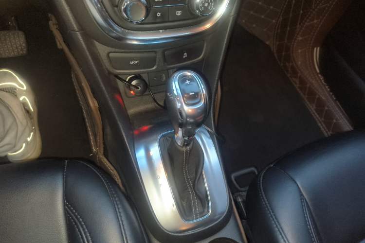 Used Buick Encore 2015 1.4T Automatic Two-Wheel Drive Urban Elite Version
