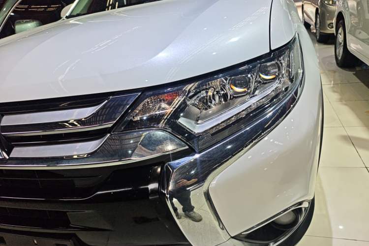 Used Mitsubishi Outlander 2018 2.4L 4x4 Luxury Edition 7-Seater Left Front Headlight