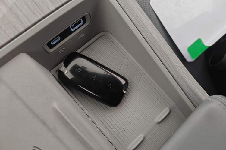 Used Geely Galaxy E8 2024 665 km Range Rear-Drive Starship Long-Range Version
