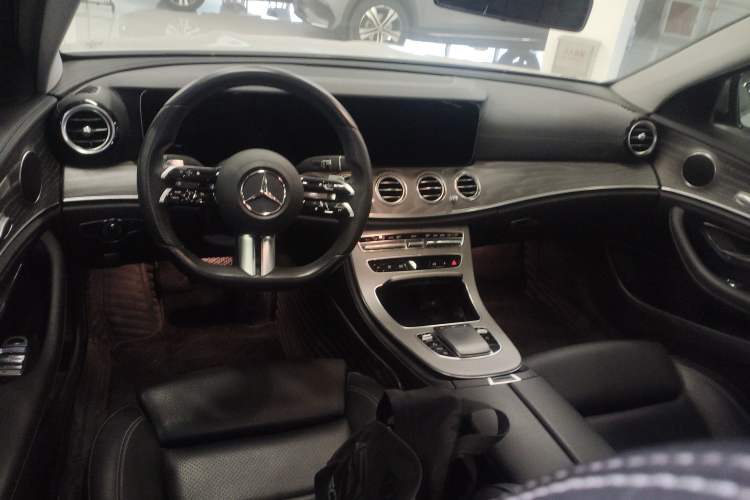 Used Mercedes-Benz E-Class 2022 E 260 L Center Console