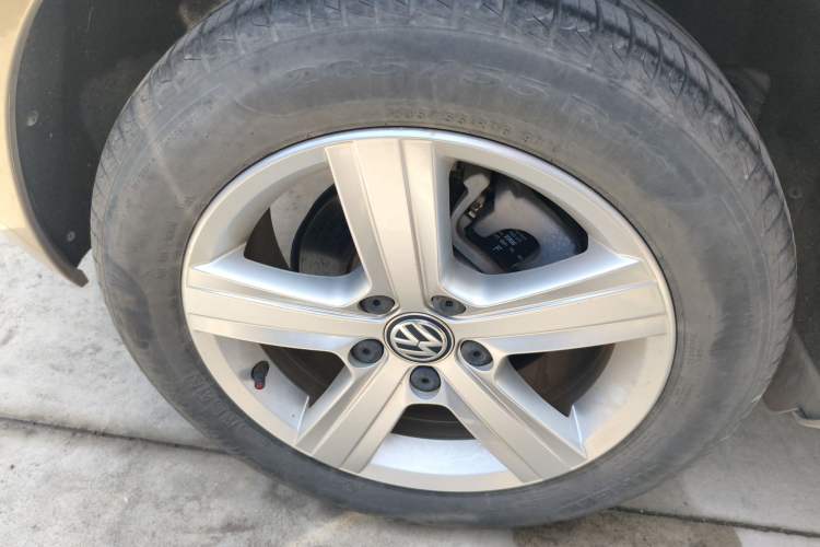 Used Volkswagen Golf 2017 1.6L Automatic Comfort Million-Vehicle Anniversary Edition Exterior 5