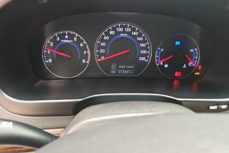 Used Hyundai Santa Fe Classic 2012 2.4 Comfort Edition 7-Seater Four-Wheel Drive Odometer Close Up