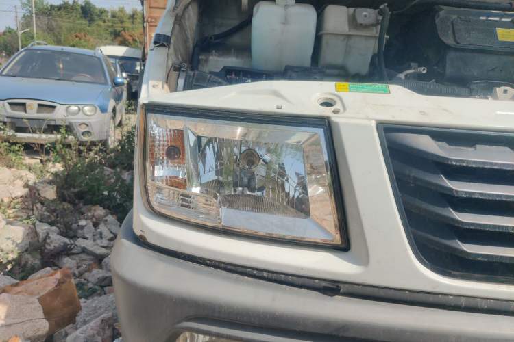 Used Iveco Daily 2020 2.5T A35 Passenger Van Single-Tire Mid-Roof Design 5-9 Seater with Sliding Side Door Meeting China VI Emission Standards
