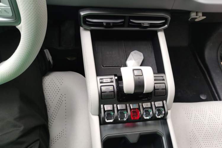 Used Formula Leopard Titanium 3 2025 501 km Range Rear-Wheel Drive Intelligent Driving Max Edition Gear Lever