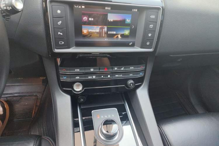 Used Jaguar F-PACE 2016 2.0T Two-Wheel Drive Urban Luxury Edition
