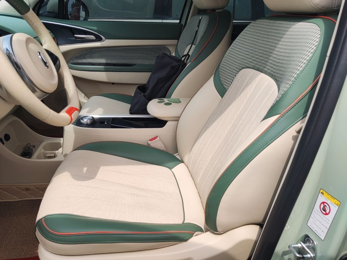 المقاعد الأمامية داخل السيارة