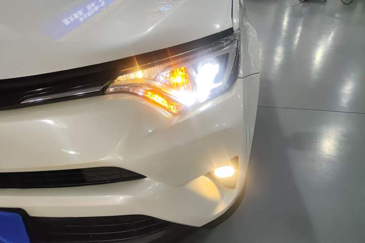 Used Toyota RAV4 2016 2.0L CVT Two-Wheel Drive Fashion Edition China V Standard