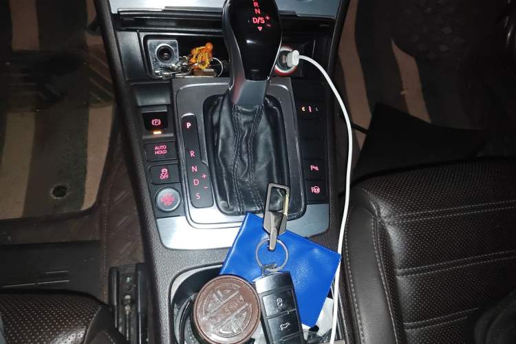 Used Volkswagen FAW-Volkswagen CC 2013 2.0 TSI Ultimate Model Gear Lever