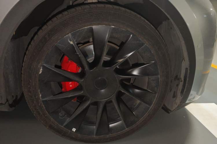 Used Tesla Model Y 2023 Long-Range All-Wheel-Drive Version Right Front Wheel Hub