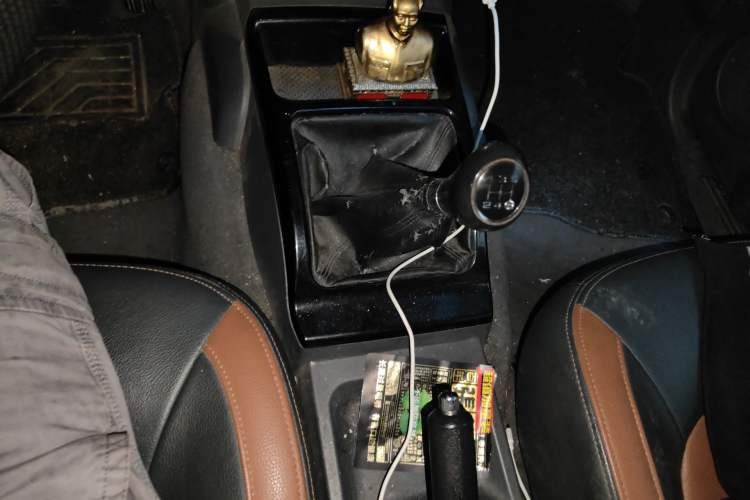 Used Great Wall Wingle 5 2013 2.8T European Version Two-Wheel Drive Elite Version Big Double-Cab GW2.8TC Gear Lever