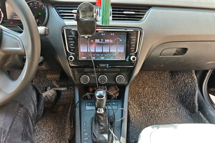 Used Skoda Octavia 2015 1.4TSI DSG Eado Edition Audio And AC Panel